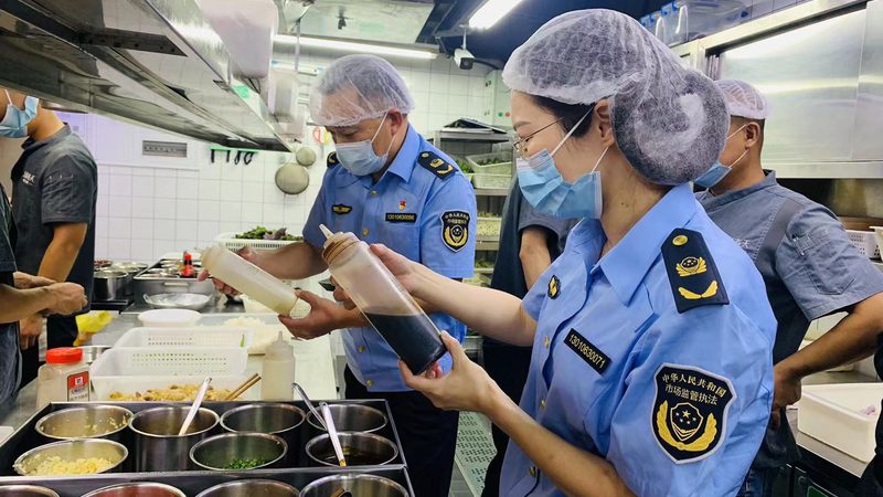 在选购蜜饯果干时，配料表是判断其品质的重要依据。消费者应关注以下几点：