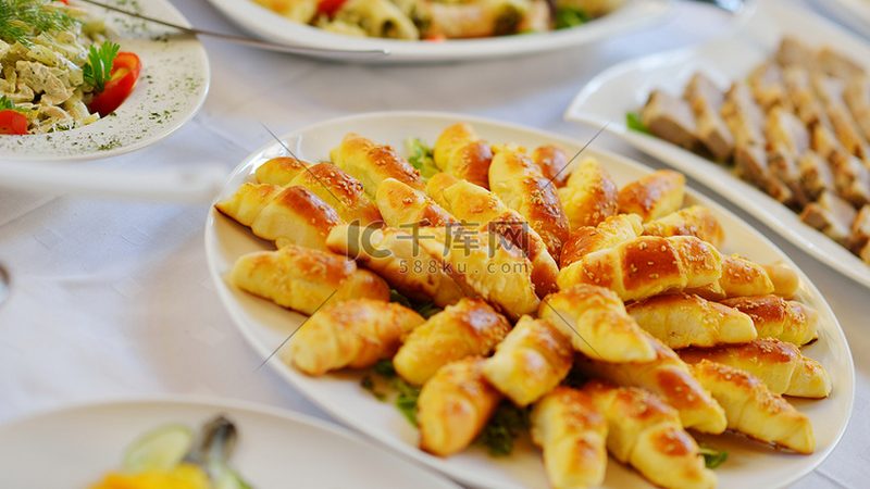 在挑选酱油时，可以从以下几个方面进行判断：